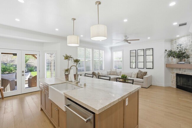 Building Photo - 24051 Via Cresta