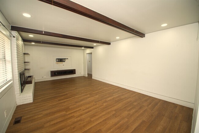 Building Photo - 5105 S Kingston Ave