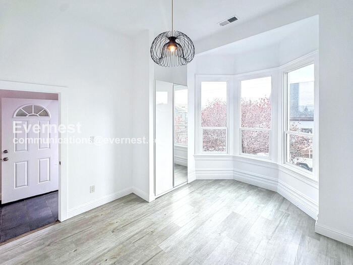 Building Photo - 905 Pine St