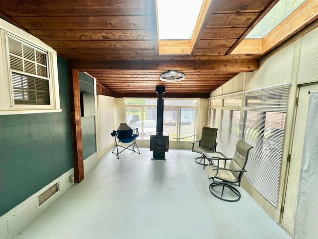 Building Photo - Mid-Century Retro Masterpiece!