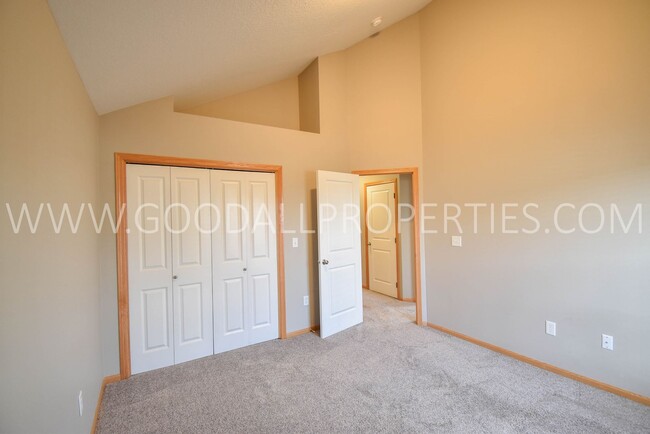 Building Photo - 2 bedroom, 2 bath Townhome with open floor...