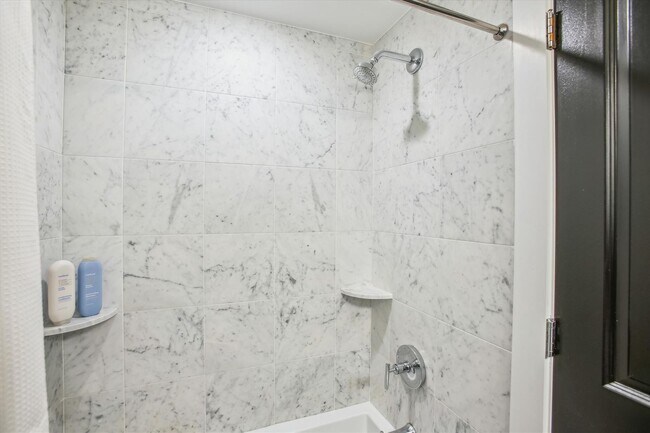 Building Photo - 2 BED PLUS DEN!!! * Fully Furnished and Fa...