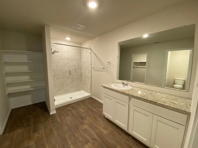 Building Photo - Beautiful 3 bed, 2.5 bath home!