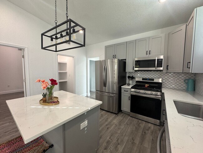 Building Photo - Beautiful 2 bd 2 ba with office! Home minutes from the Historic Pearl! AVAILABLE NOW!