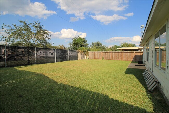 Building Photo - 3827 Dogwood Tr