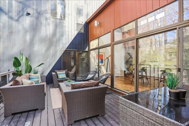 Building Photo - Uniquely located, and beautifully appointe...