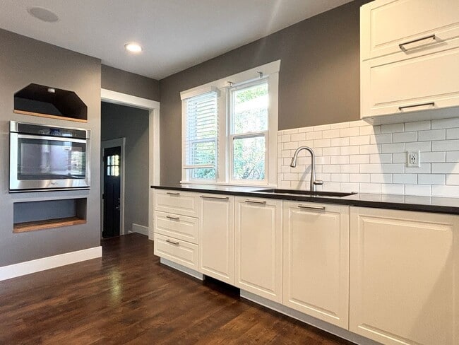 Building Photo - Stunning Remodel Near 9th & 9th!
