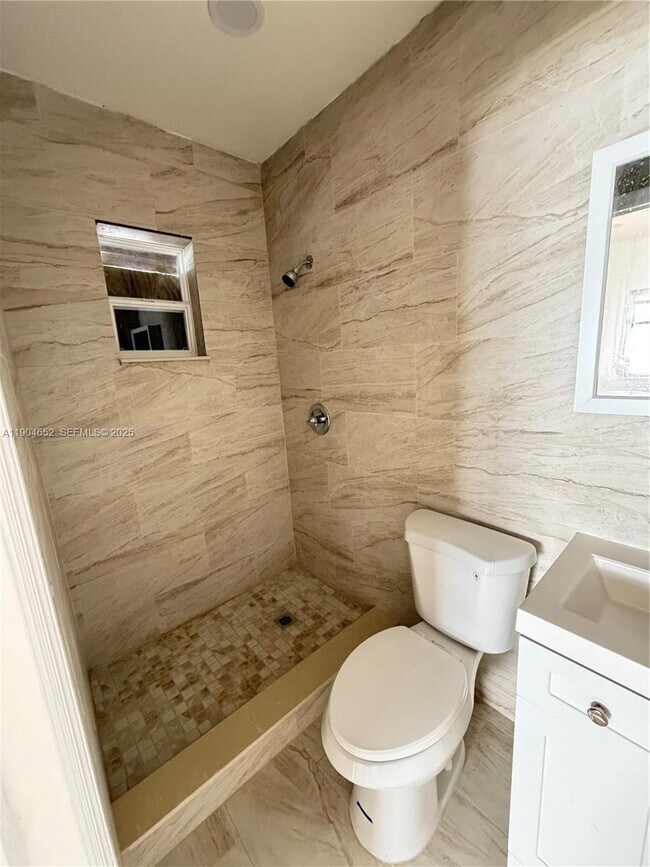 Building Photo - 323 S 21st Ave