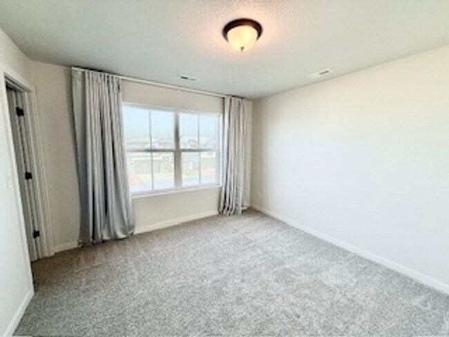 Building Photo - MODERN TWO STORY 3 BED/2.5 BATH WITH FENCE...