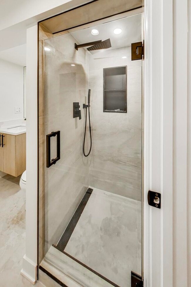 Building Photo - 5028 N Oneida Ave