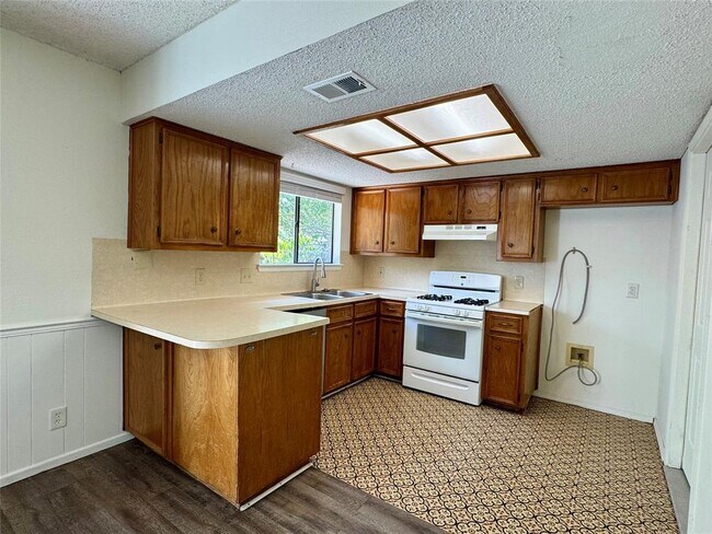 Building Photo - 1203 Yorkshire Ln