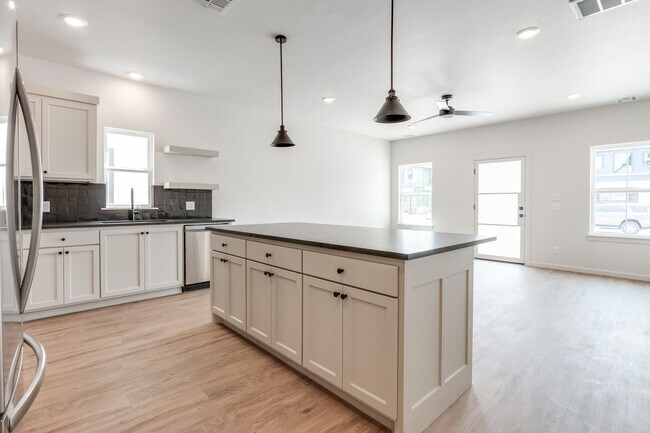 Building Photo - Urban living in Edmond