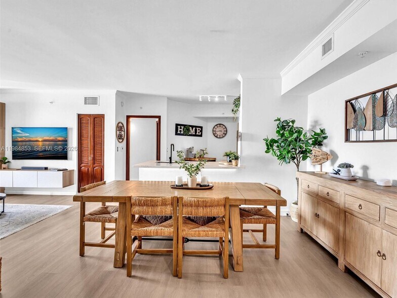 Building Photo - 17150 N Bay Rd