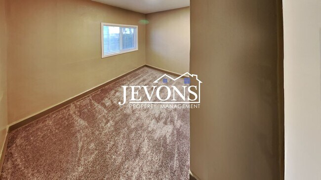 Building Photo - 812 S 10th Ave