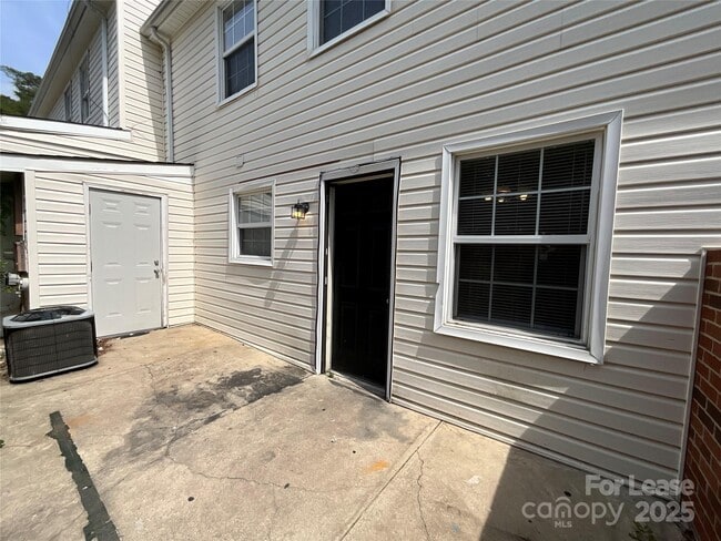 Building Photo - 8913 Hunter Ridge Dr