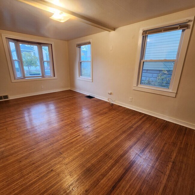 Building Photo - Cute 2/3 Bedroom Single Family House Available Now