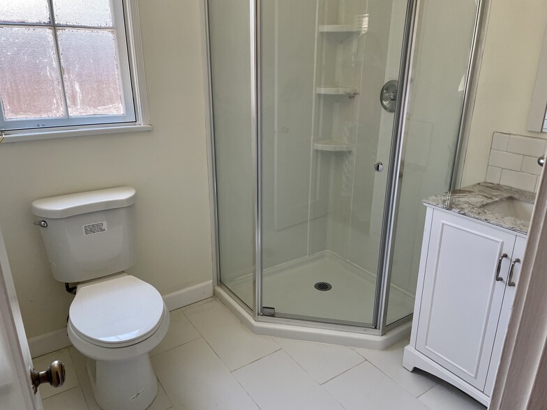 Building Photo - 6914 N Vista St