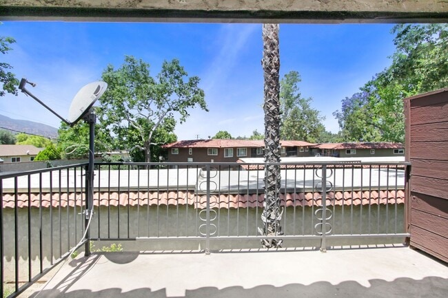 Building Photo - Available now for immediate move in. The L...