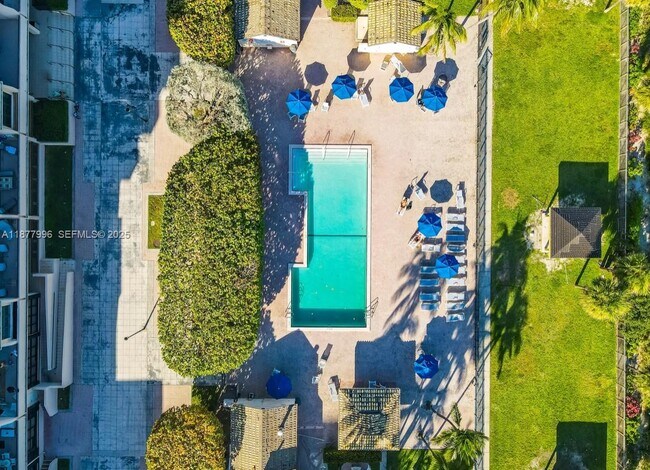 Building Photo - 2555 Collins Ave