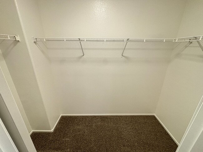 Building Photo - Gorgeous 6Bed/5Bath/4Car, 2-Story Home located in the Mountains Edge