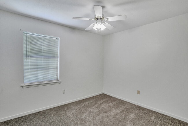 Building Photo - 205 Walnut St