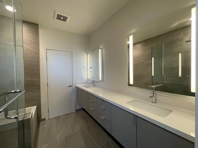 Building Photo - 572 Hudson Ave