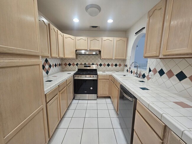 Building Photo - 1649 Sargent Pl