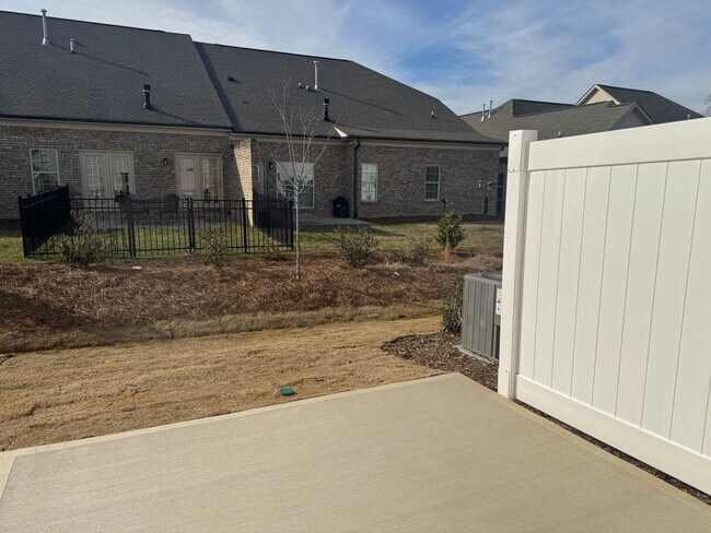 Building Photo - Stunning 3BR 2.5BA Townhome in Jamestown