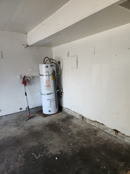 Building Photo - 14501 Tupper St