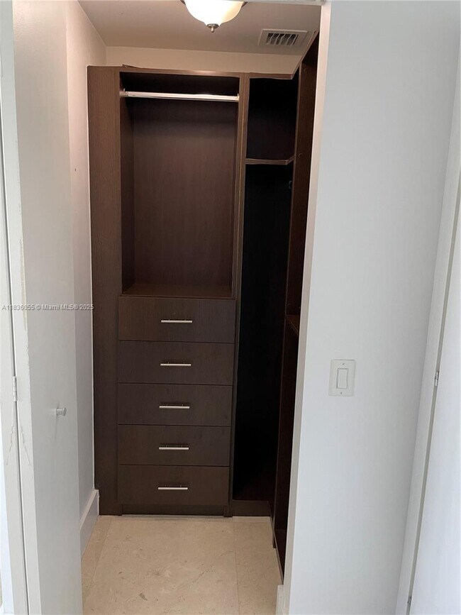 Building Photo - 1300 Brickell Bay Dr