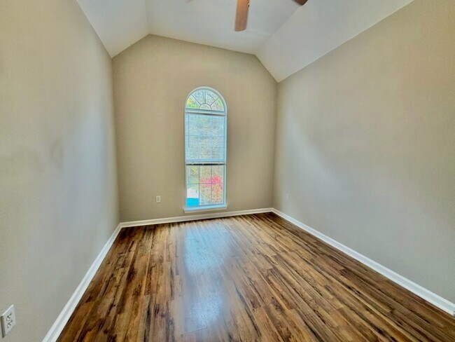 Building Photo - 81 Lake Front Dr