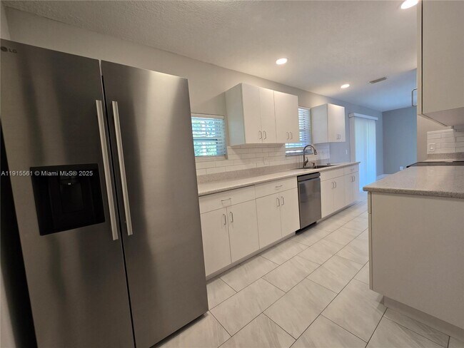 Building Photo - 3201 SE Hibiscus St