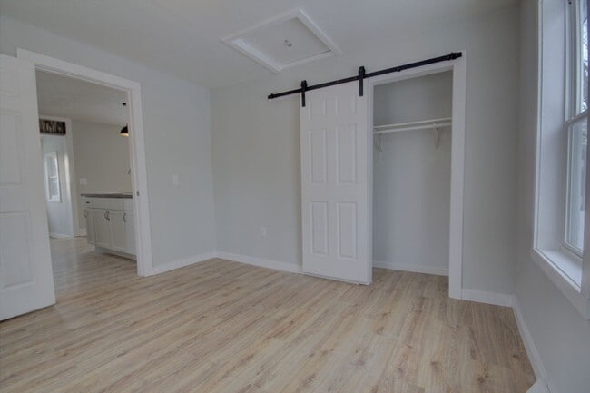 Building Photo - 2 BED 1 BATH HOUSE FOR RENT