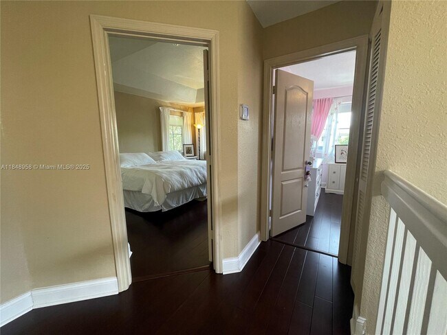 Building Photo - 160 Jacaranda Country Club Dr