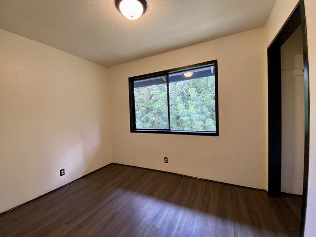 Building Photo - Spacious 3 bedroom, 2 bath Upper Flat for ...