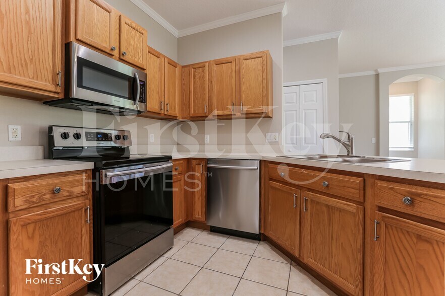 Building Photo - 5624 Lexington Dr
