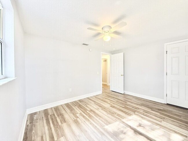 Building Photo - 235 W Northside Dr