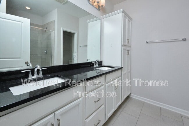 Building Photo - 1043 Manorhaven Dr