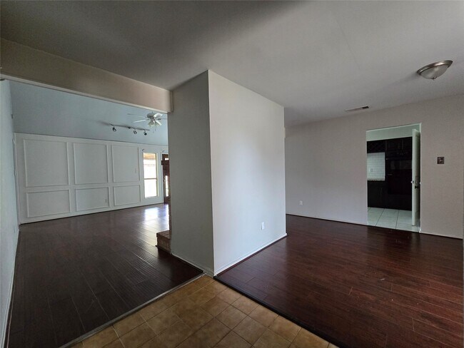 Building Photo - 1818 Pine Hollow Dr