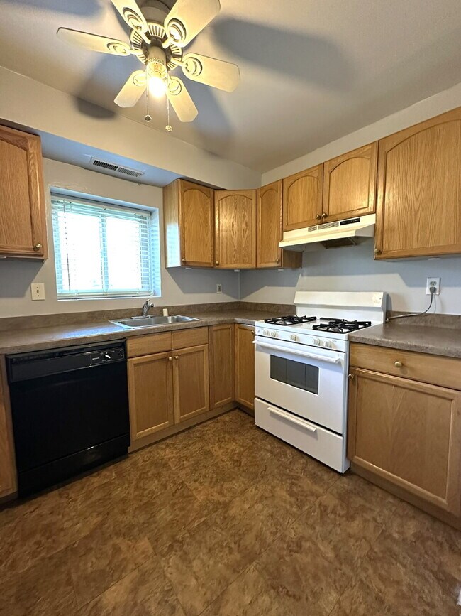 Building Photo - LEASE PENDING! Ground Floor 1 Bedroom Cond...