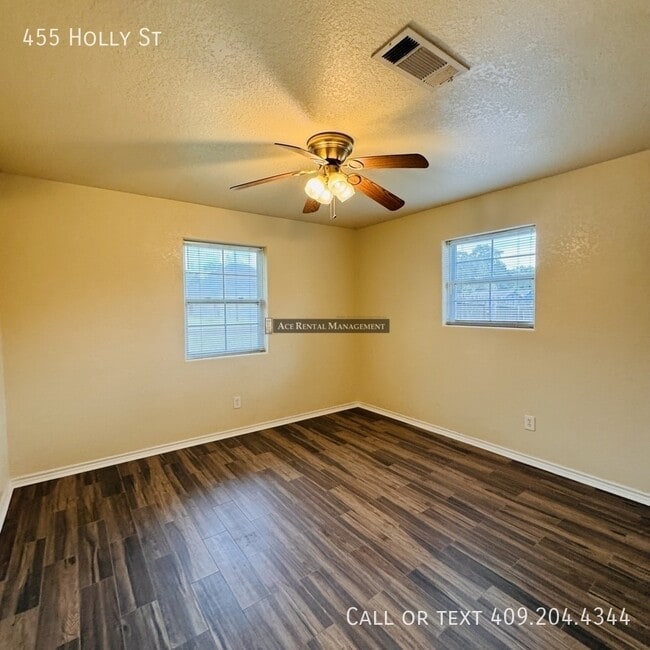 Building Photo - 455 Holly St