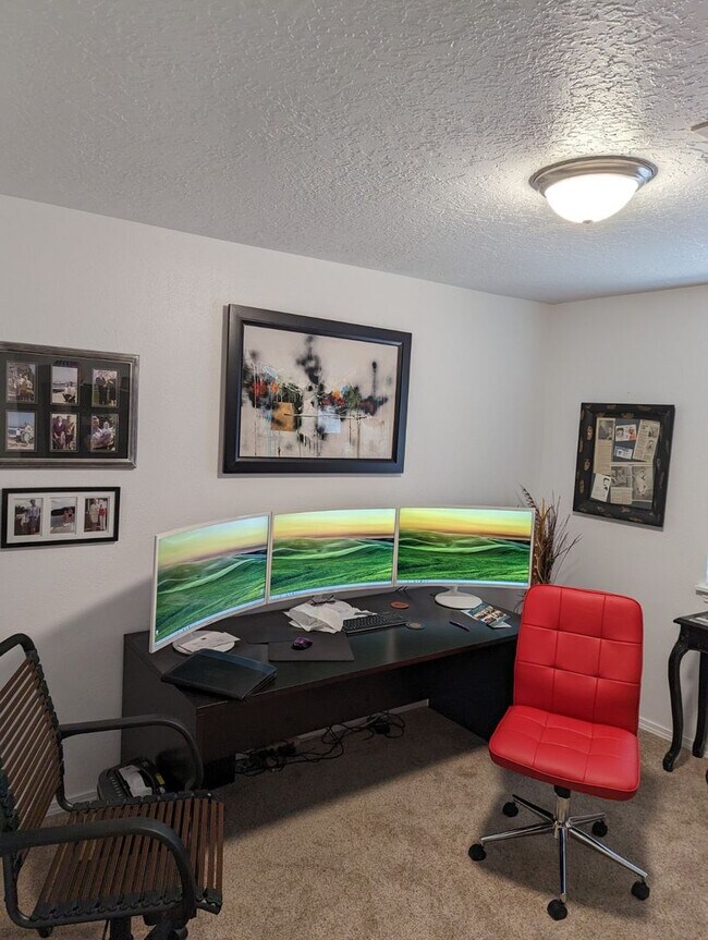 Building Photo - 3 Bedroom 2 Bath with 2 car garage