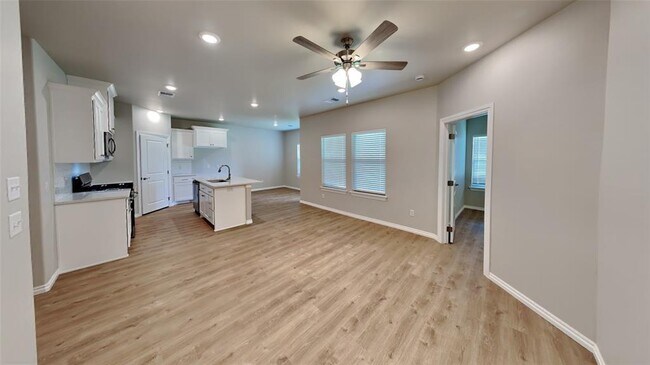 Building Photo - 8004 Labelle Dr