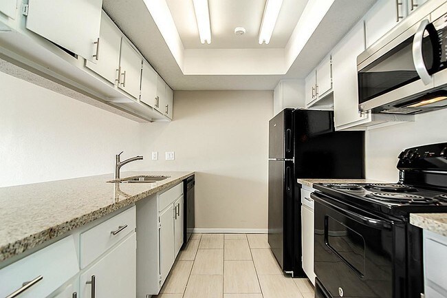 Building Photo - 2818 S Bartell Dr