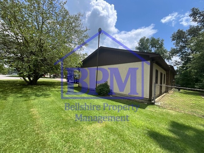 Building Photo - Charming 3 Bed, 1 Bath Home on Falcon Dr –...