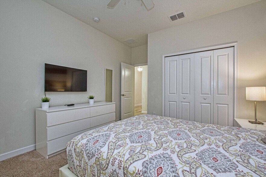 Building Photo - 4728 Sleepy Hollow Dr