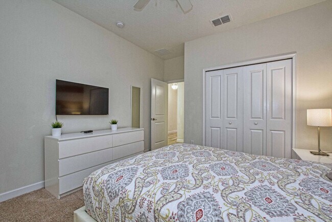 Building Photo - 4728 Sleepy Hollow Dr