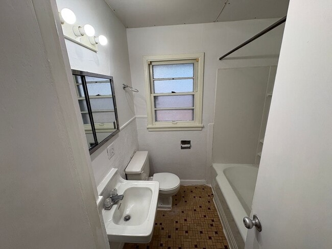 Building Photo - Lovely & Spacious 4-Bed, 2-Bath Single-Family Home Near Everything You Need