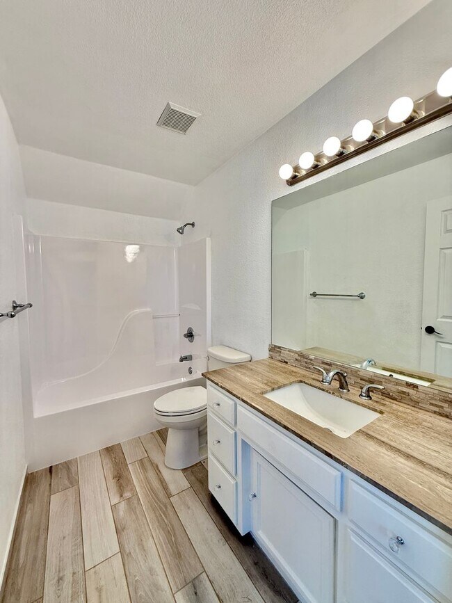 Building Photo - 901 Manzanita Dr