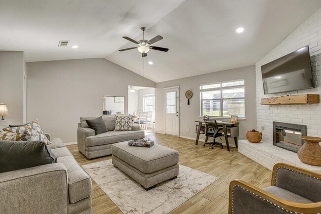 Building Photo - 8020 Botany Ln